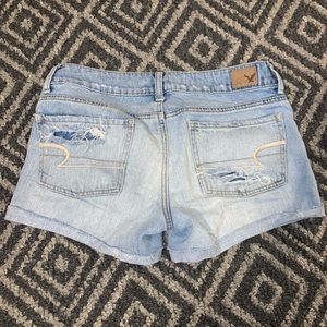 Women’s American Eagle light wash denim shorts